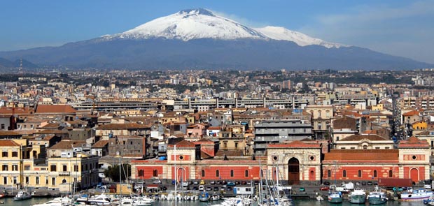 CATANIA 17/03/2009:  Uno scorcio del  porto di Catania dominata dall'Etna