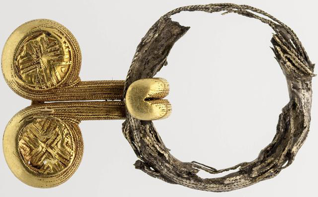 Etruschi, Tomba mani d'argento, Gancio in oro e occhiello in lega d'argento