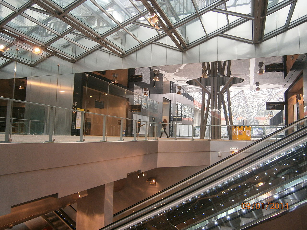 Interno_della_stazione_Garibaldi_della_Linea_1_della_metropolitana_di_Napoli