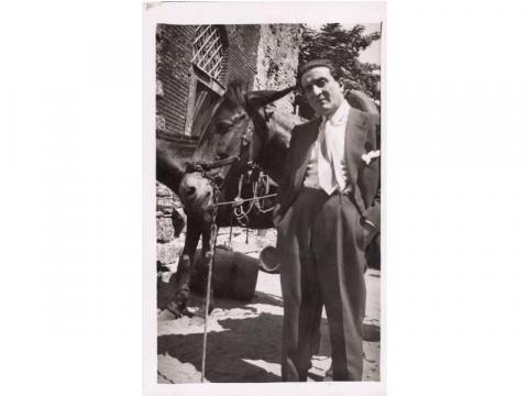"Ettore Petrolini in esterno accanto a due muli", 1929, autore ignoto. 