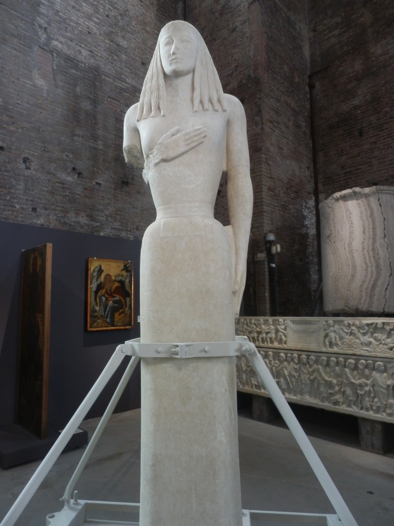 Statua di fanciulla (kore), necropoli di Thera, 640  a:C. Thera, Museo Archeologico/Eforia delle Antichità delle Cicladi. 