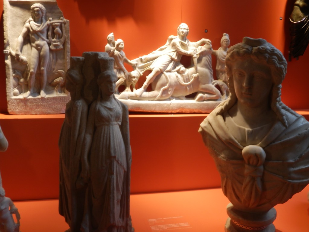 Statuette votive. Sullo sfondo Apollo citaredo e Mithra Tauroctono, III-II secolo d.C. 