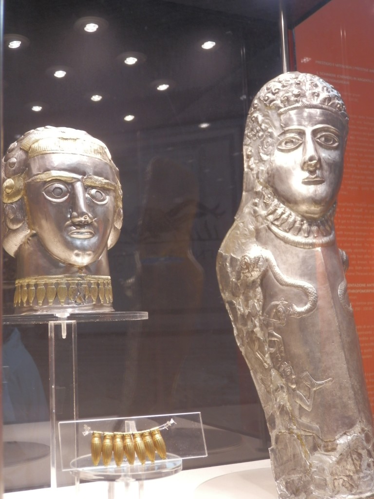 Testa e schiniere in argento dalla tomba di Peretu, IV secolo a.C.