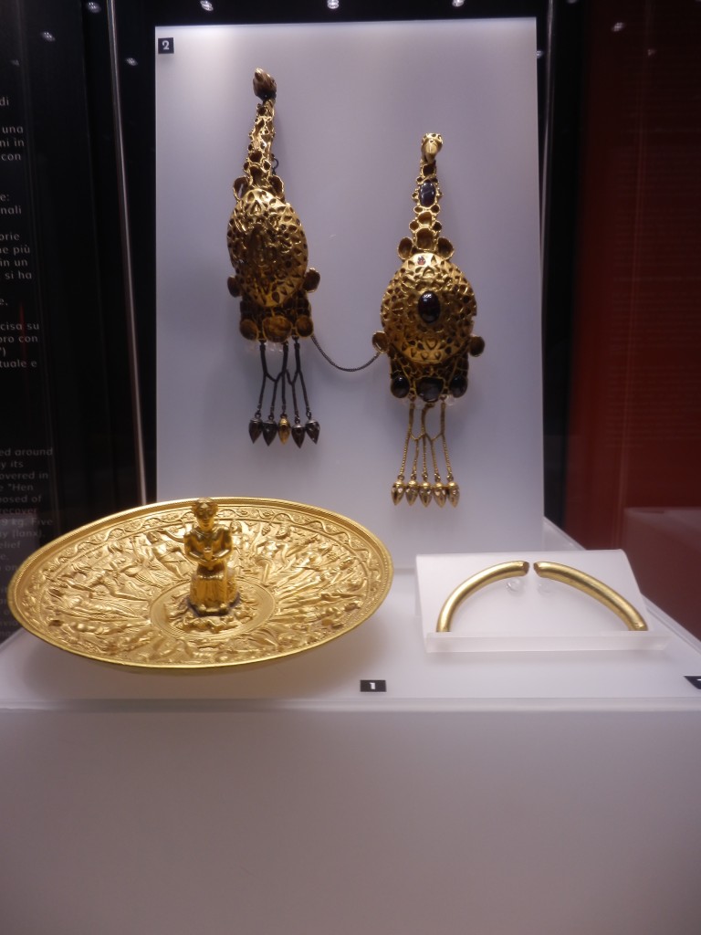 Artefatti aurei dal tesoro di Pietroaesele, V secolo d.C. Cultura della confederazione Unnica.