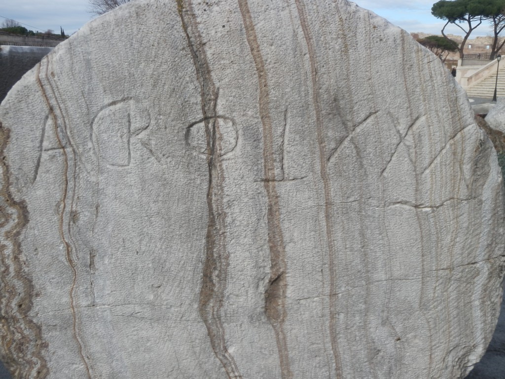Colonna con iscrizione di cava. 