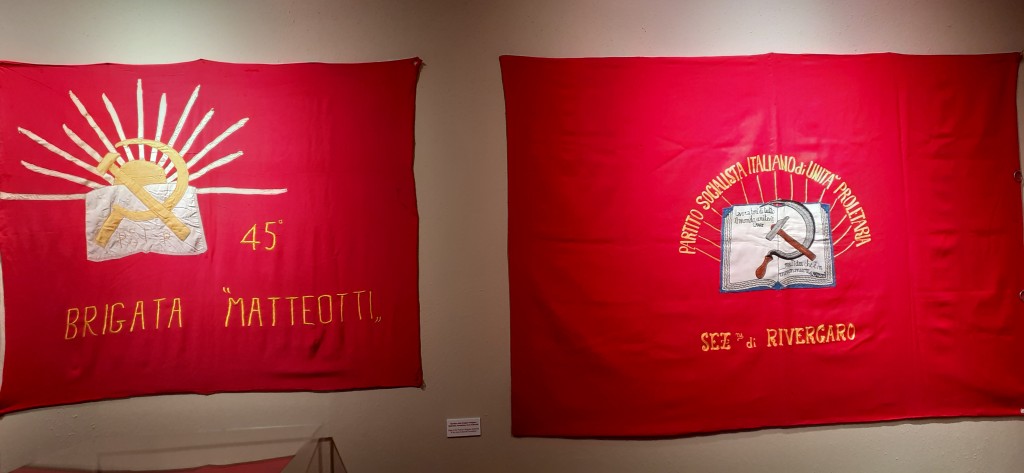 Bandiera partigiana e bandiera del PSIUP, nato nel 1943 dalla fusione del PSI e del Movimento di Unità Proletaria. 