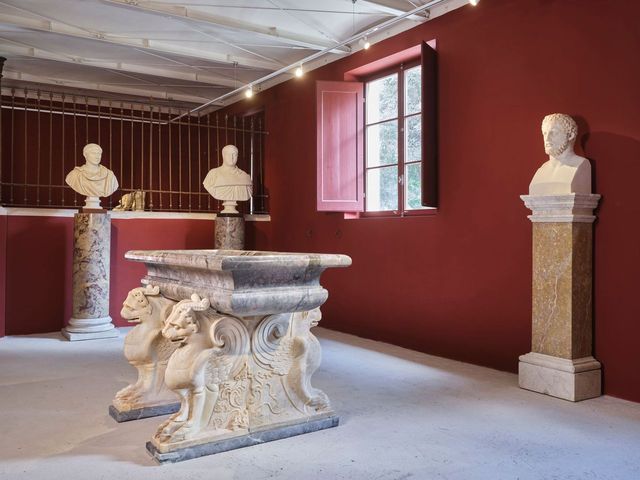 Vasca in marmo africano, sullo sfondo i busti di Otone e balbino.  Copyright Fondazione Torlonia, ph.Agostino Osio.  