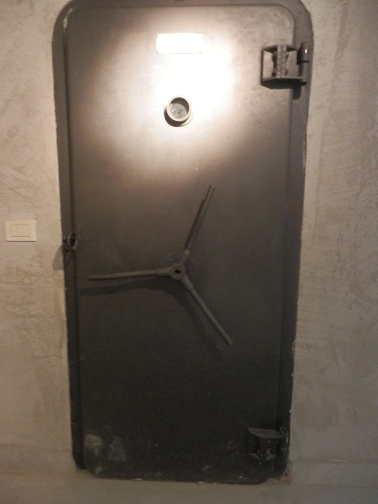 Una porta di accesso al bunker. 