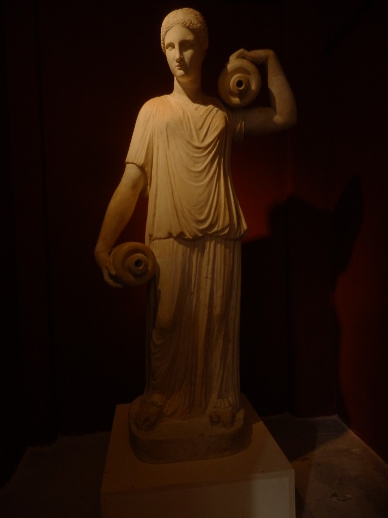 Statua femminile di Najade con due idrie. 