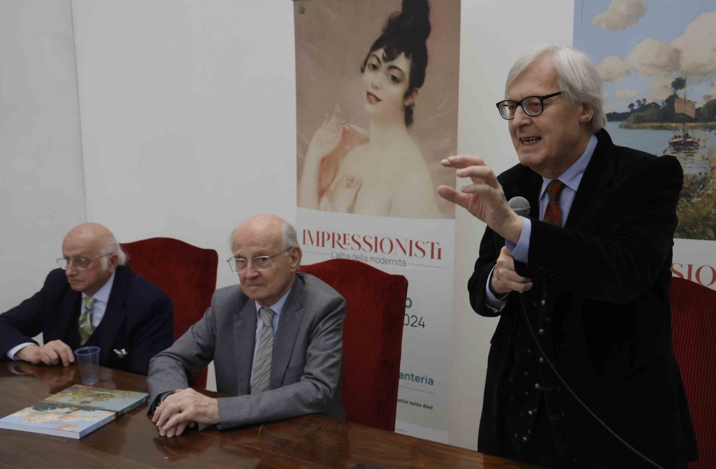 Vittorio Sgarbi durante la conferenza stampa di presentazione della mostra. 