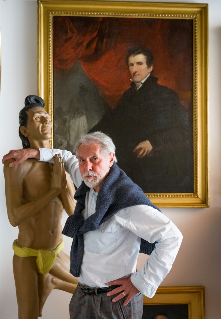 Gian Enzo Sperone appoggiato ad una scultura di Athos Ongaro (1987). Sullo sfondo "Ritratto di Antonio Canova" (1819), di John Jackson. Sperone, 86 primavere indossate magnificamente. La Cultura allunga la vita...